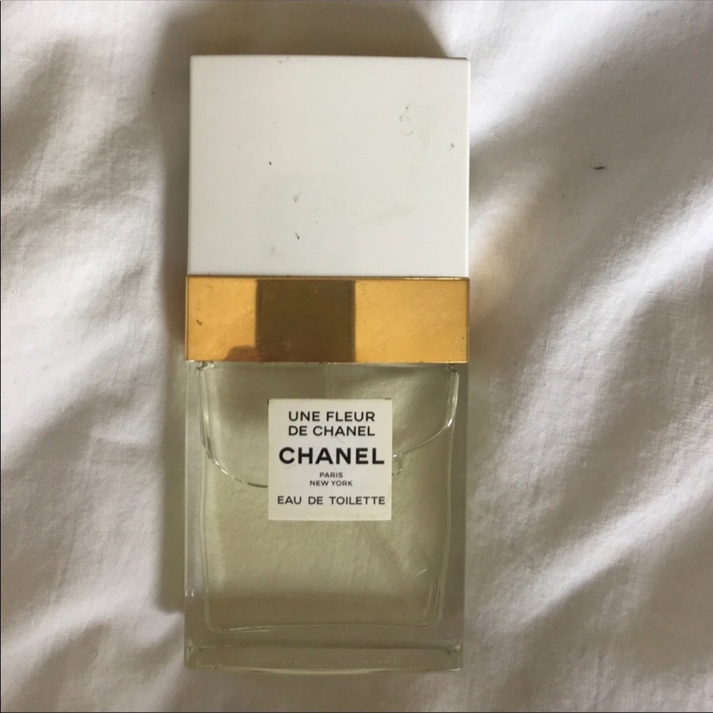 Chanel Une Fleur perfume